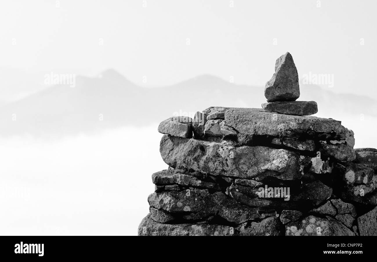 Gipfel von trigonometrischen Punkt Cairn auf Slioch, Berg in Torridon, Wester Ross, Schottisches Hochland, Schottland. Beinn Eighe im Hintergrund. Stockfoto