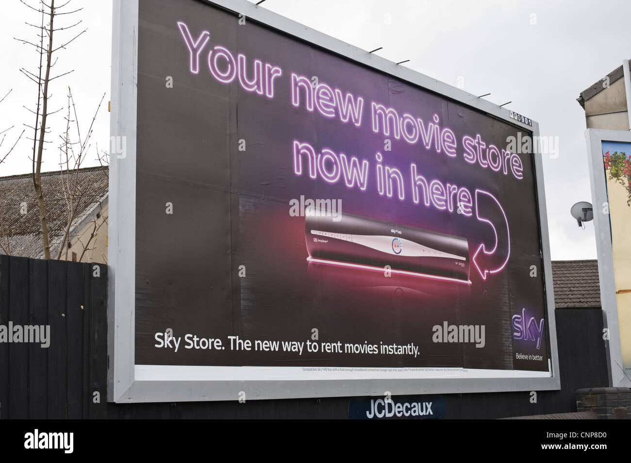 JCDecaux Reklametafel für SKY Film speichern in Merthyr Tydfil South Wales UK Stockfoto