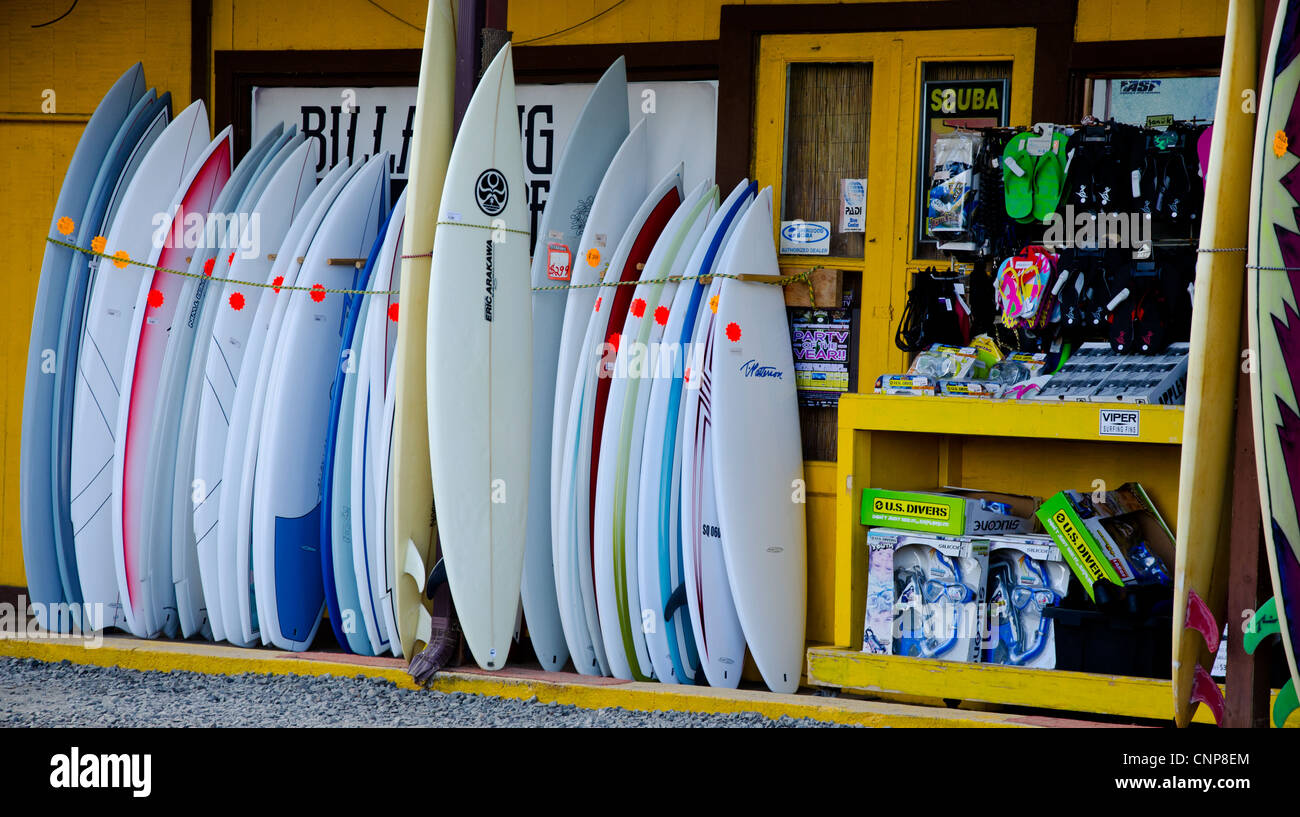 Surfbretter zu verkaufen in Haleiwa am North Shore von Oahu, Hawaii, in der Nähe der berühmten Surf-Stränden. Stockfoto