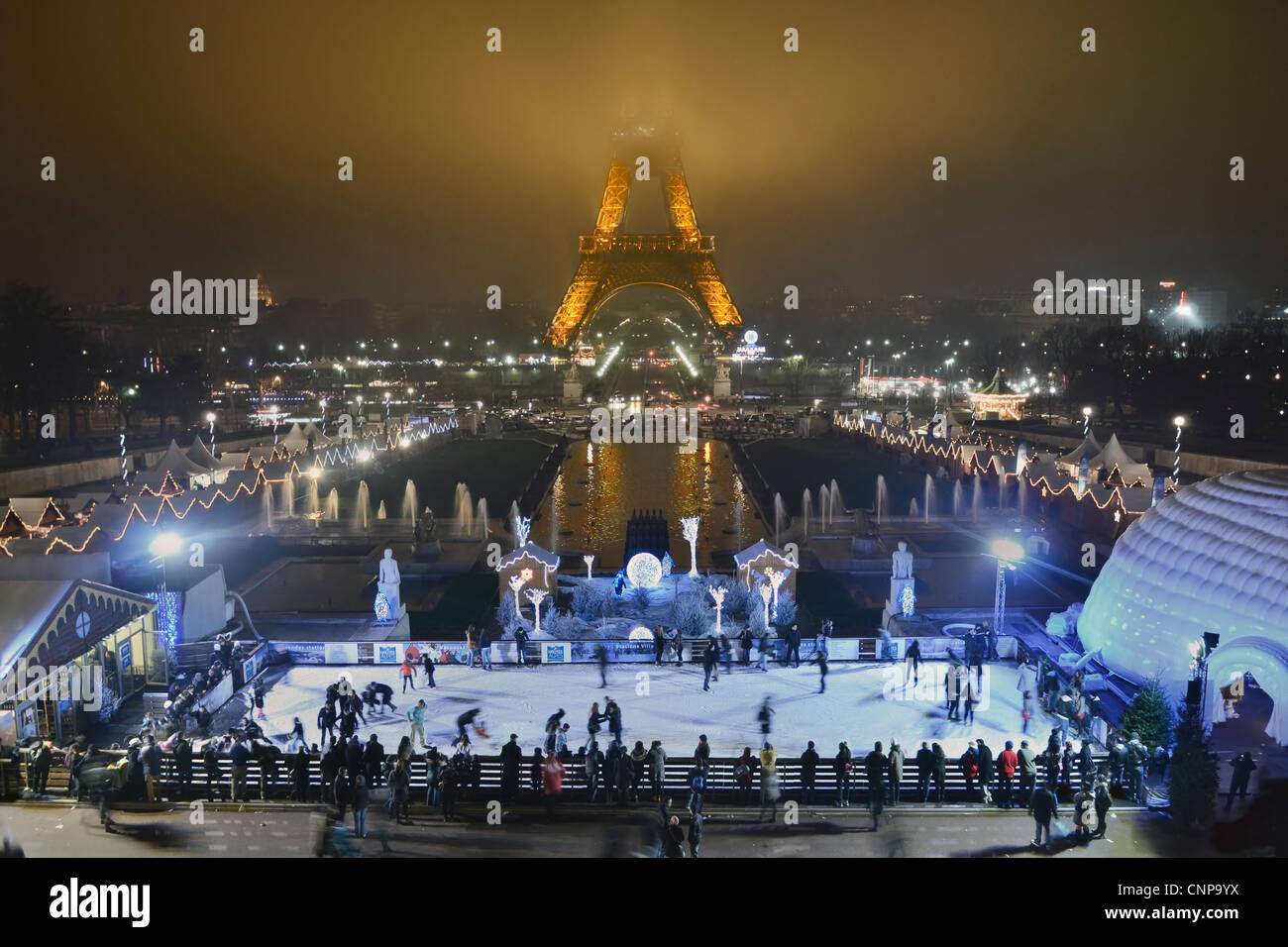 Paris zu Weihnachten. Menschen Eislaufen in der Nacht vor dem Eiffelturm in Paris Frankreich. Stockfoto