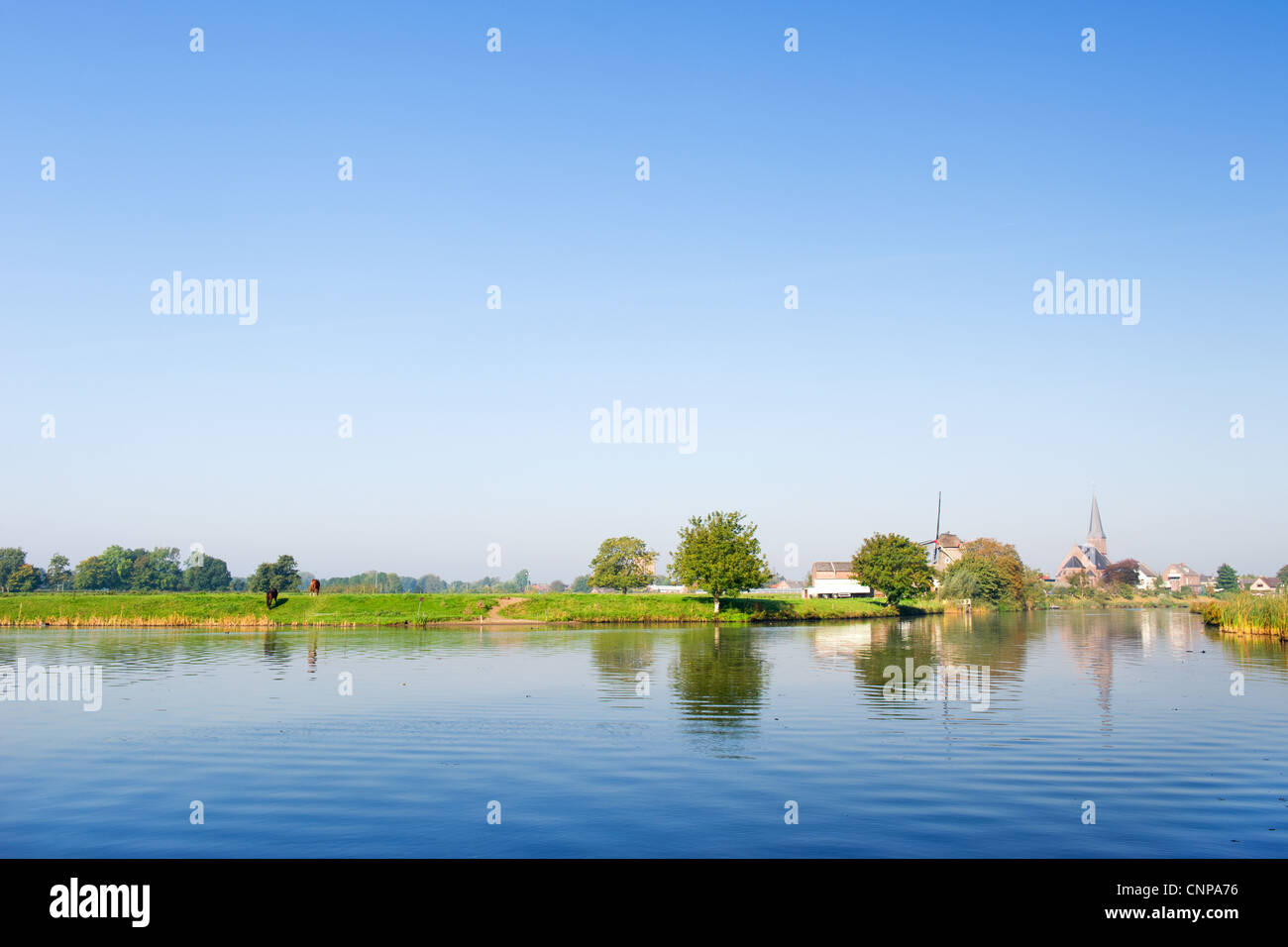 Kleiner Fluss mit Boot in Holland in der Nähe des Dorfes Beesd Stockfoto