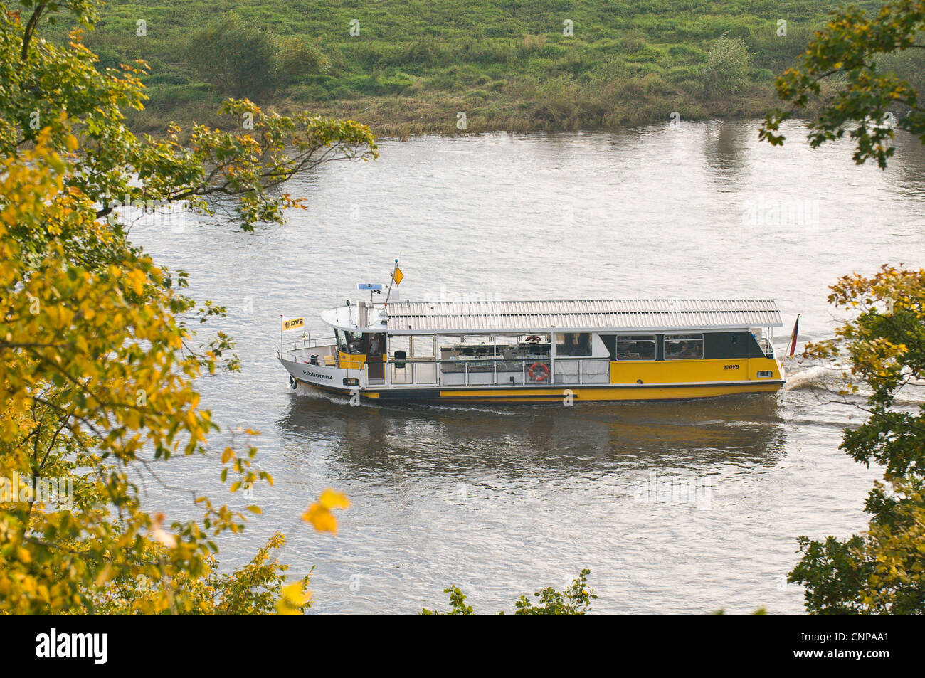 Schifffahrt auf der Elbe River, Deutschland. Stockfoto