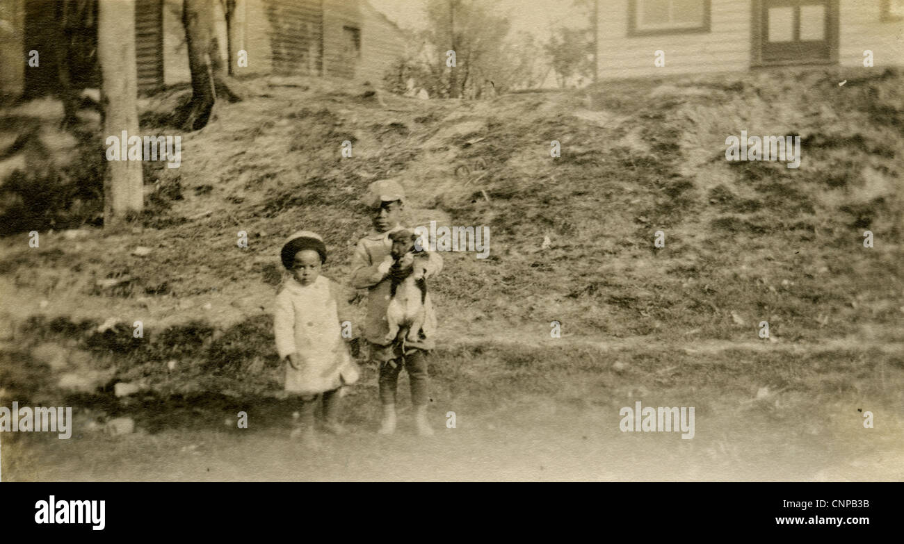 Ca. 1910 s Foto von zwei jungen afroamerikanischen Kindern, möglicherweise Boonville, Missouri. Stockfoto
