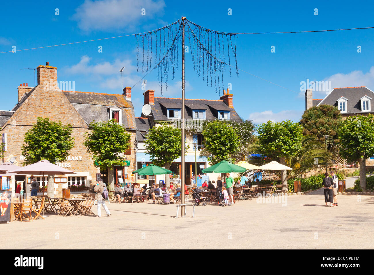 Das Stadtzentrum von Ile de Brehat, Bretagne, Frankreich, mit seinen Restaurants und Cafés. Stockfoto