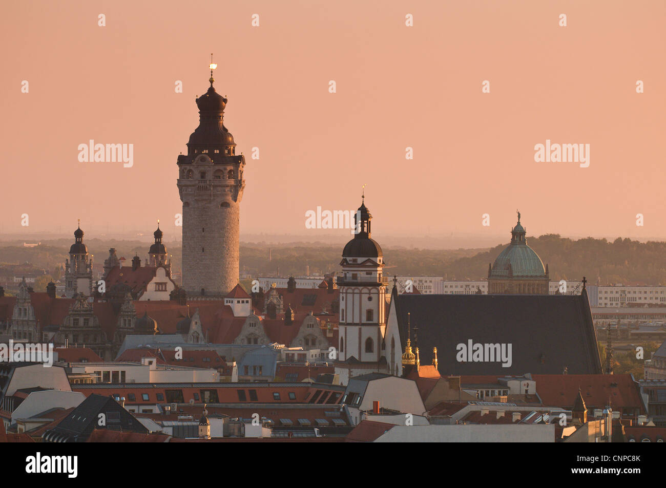 Skyline von Leipzig mit dem neuen Rathaus Turm (links) und St. Thomas Church Kirchturm (weiß), Deutschland. Stockfoto