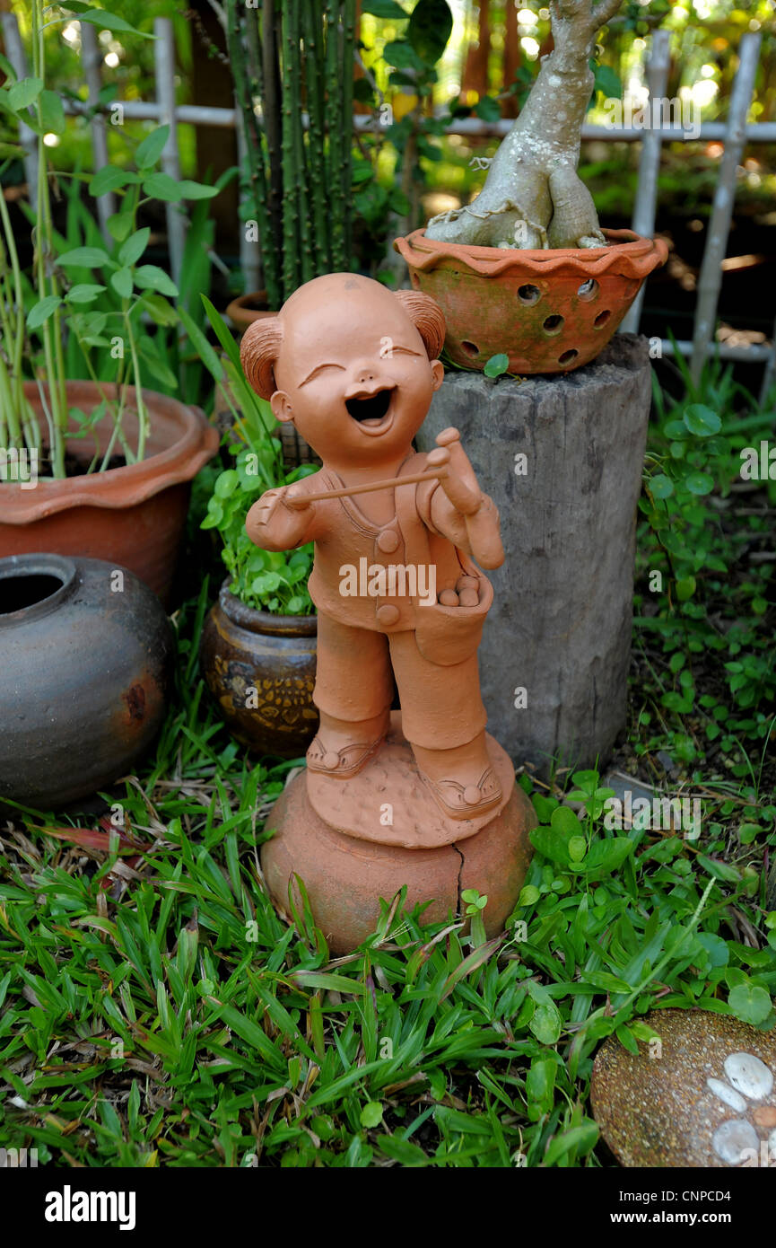 Gartendekorationen im Garten des Wat Pong Pang, Tempel am Ufer des Mae Klong Fluss, Amphawa, Samut Sakhon, thailand Stockfoto