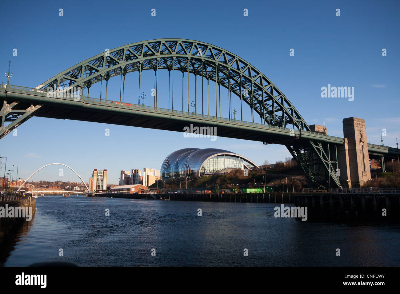 Der Fluss Tyne Bridge in Gateshead, neben dem Salbei Newcastle herstellen. Stockfoto