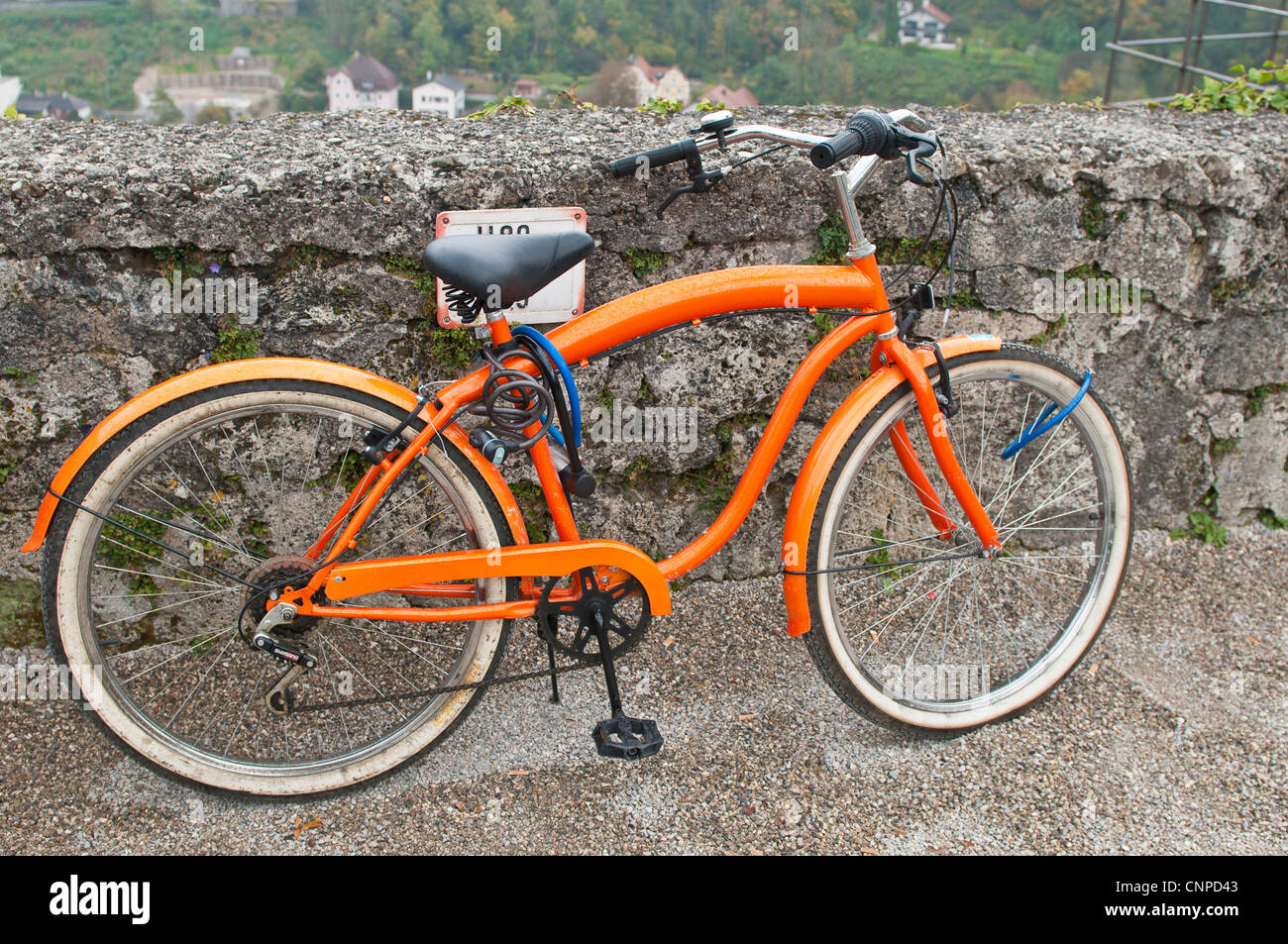 Orange Fahrrad in Burghausen, Deutschland. Stockfoto