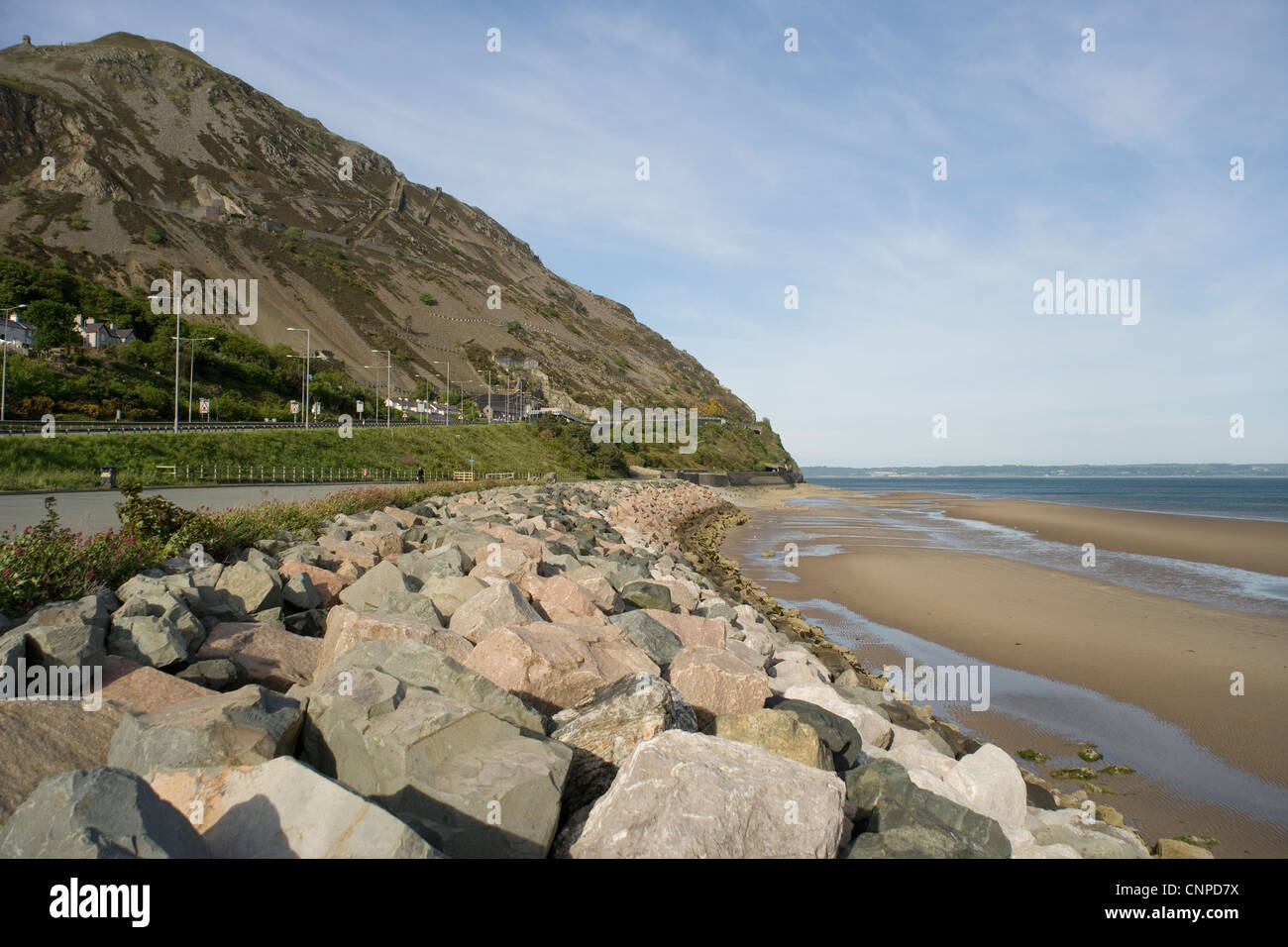 Pen-y-Clip-Tunnel und der Strand von Penmaenmawr in Nord-Wales Stockfoto