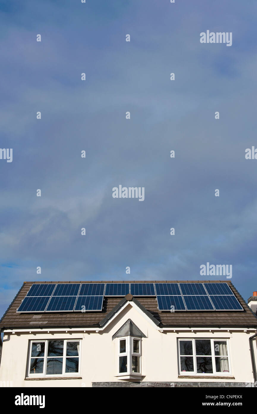 Solar PV-Anlage auf einem Hausdach montiert Sonnentag mit bewölktem Himmel Stockfoto