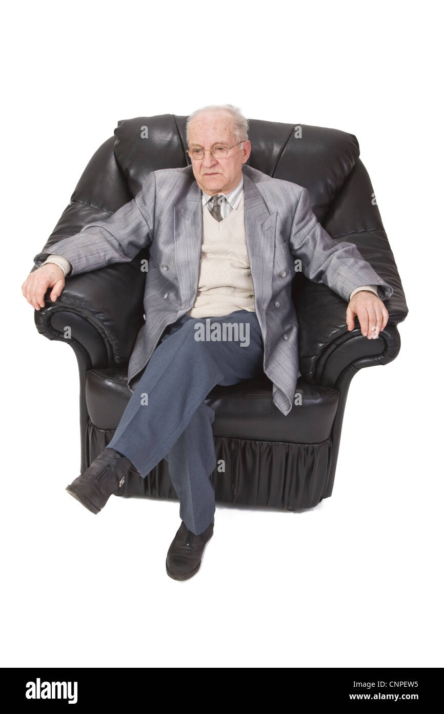 Bild von einem älteren Mann in einem Sessel vor einem weißen Hintergrund. Stockfoto
