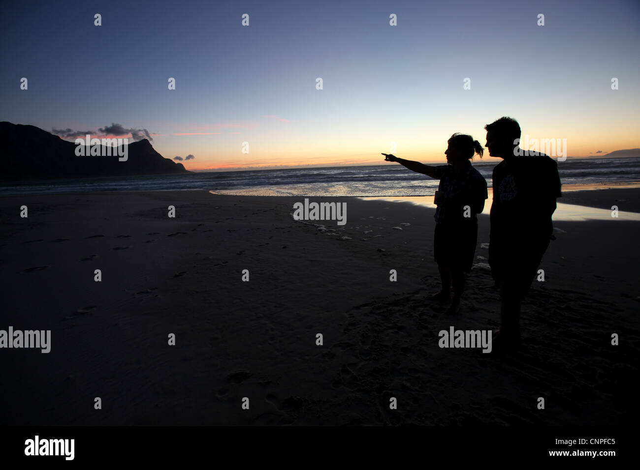 Zwei Menschen Silhouette am Strand, am Kogel Bay, Western Cape, Südafrika Stockfoto