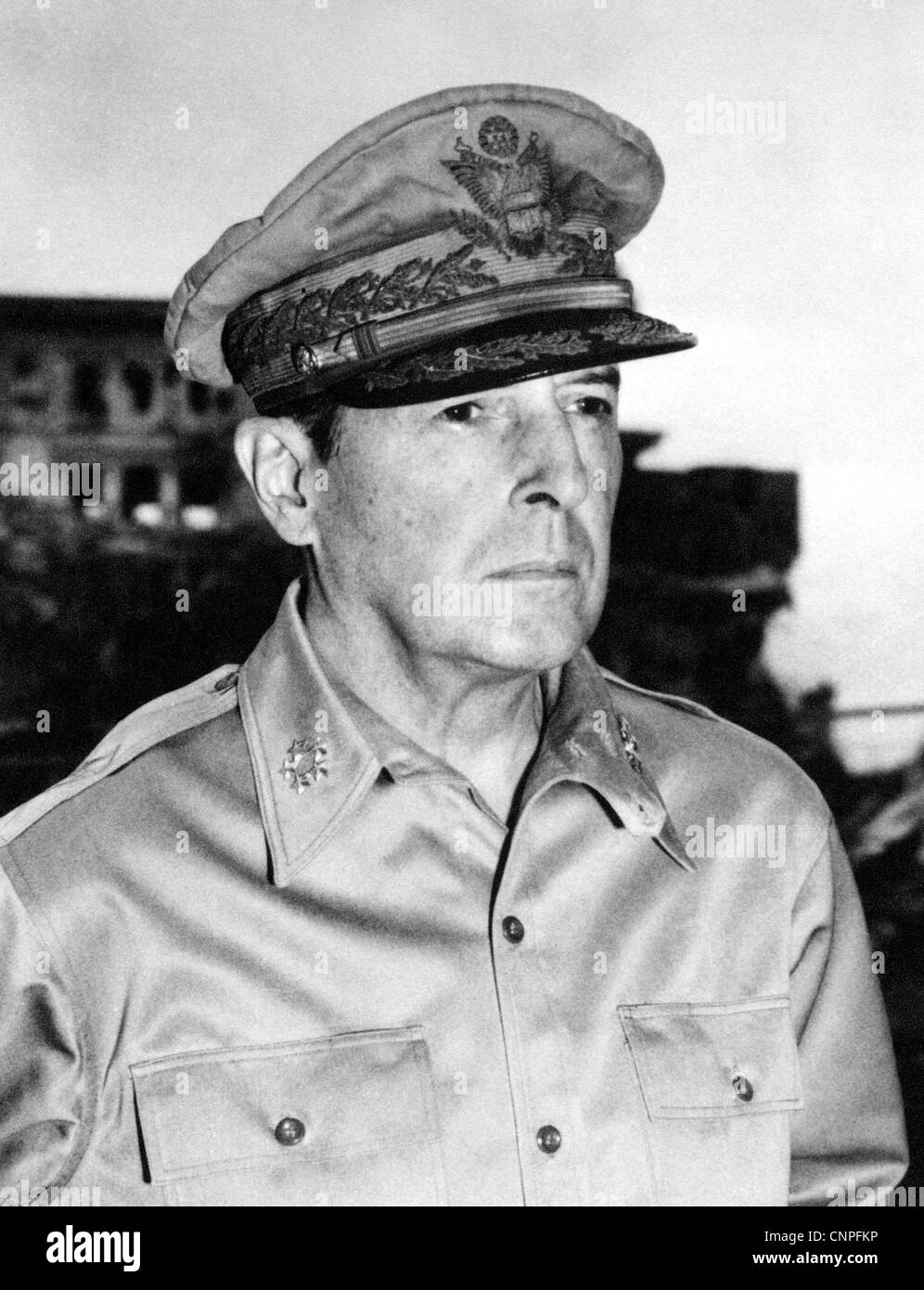 Portrait von General Douglas MacArthur 1945. US-amerikanischer General und Feldmarschall der philippinischen Armee. Stockfoto