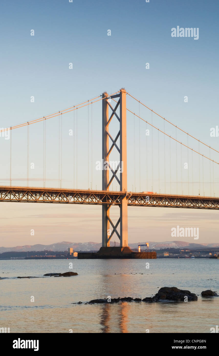 Die Forth Road Bridge bei Sonnenaufgang, in der Nähe von Edinburgh, Schottland. Stockfoto