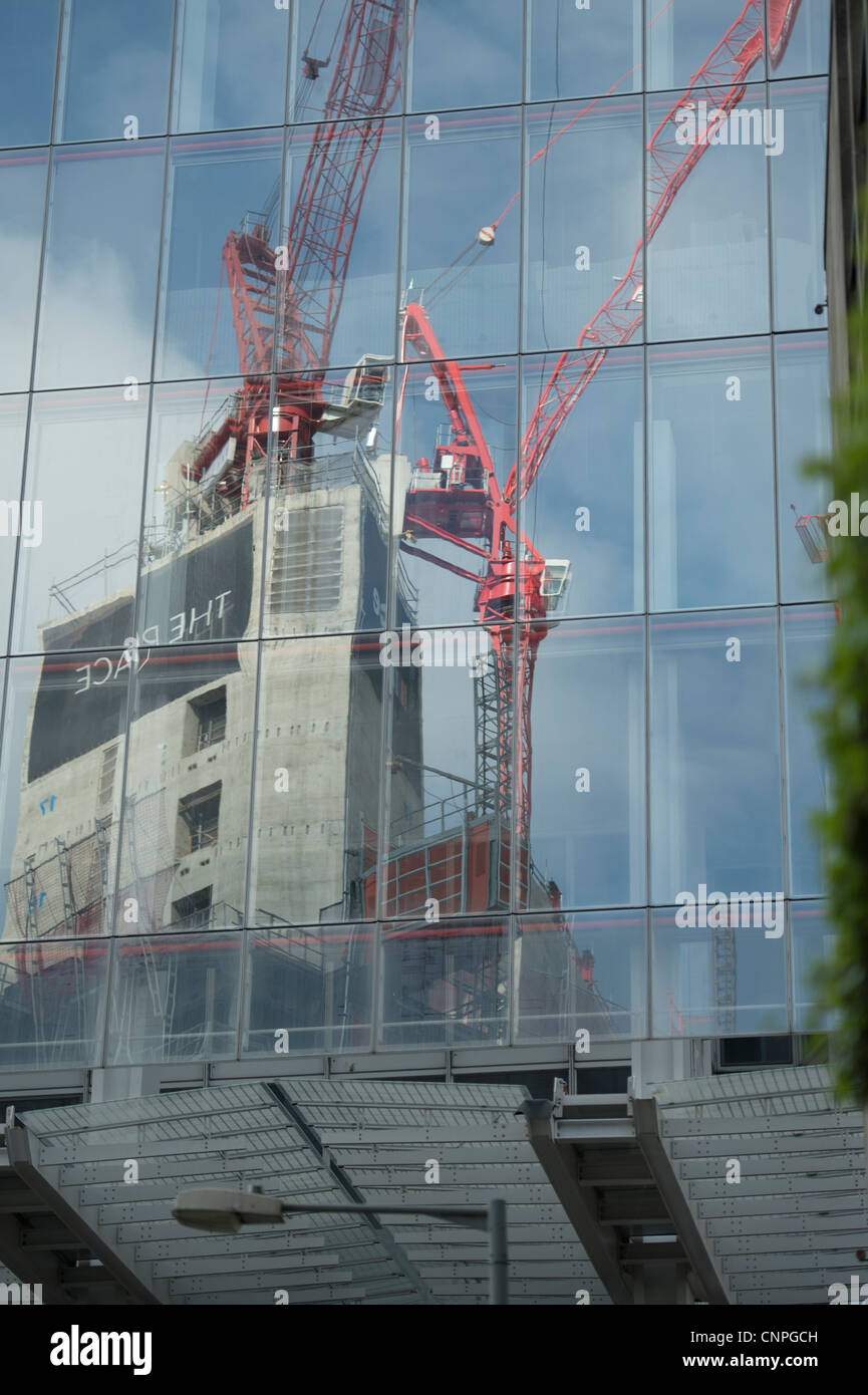 The Place, ein neues Gebäude gebaut gesehen werden kann, in die Glaswand des Nachbargebäudes, The Shard wider. Stockfoto