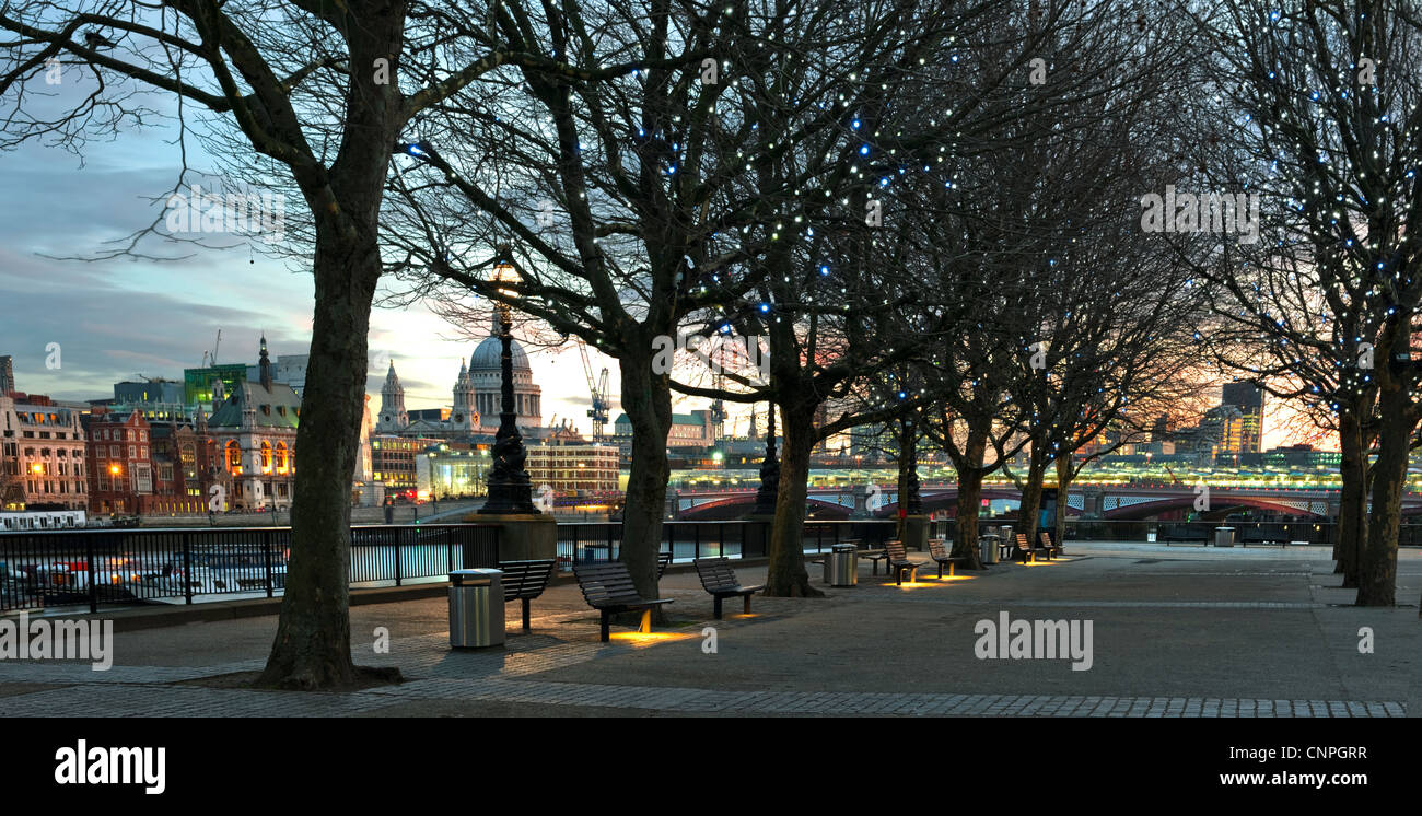 Blick auf die City of London im Morgengrauen von der Königin zu Fuß, South Bank mit Themse im Vordergrund und St. Pauls Cathedral Stockfoto