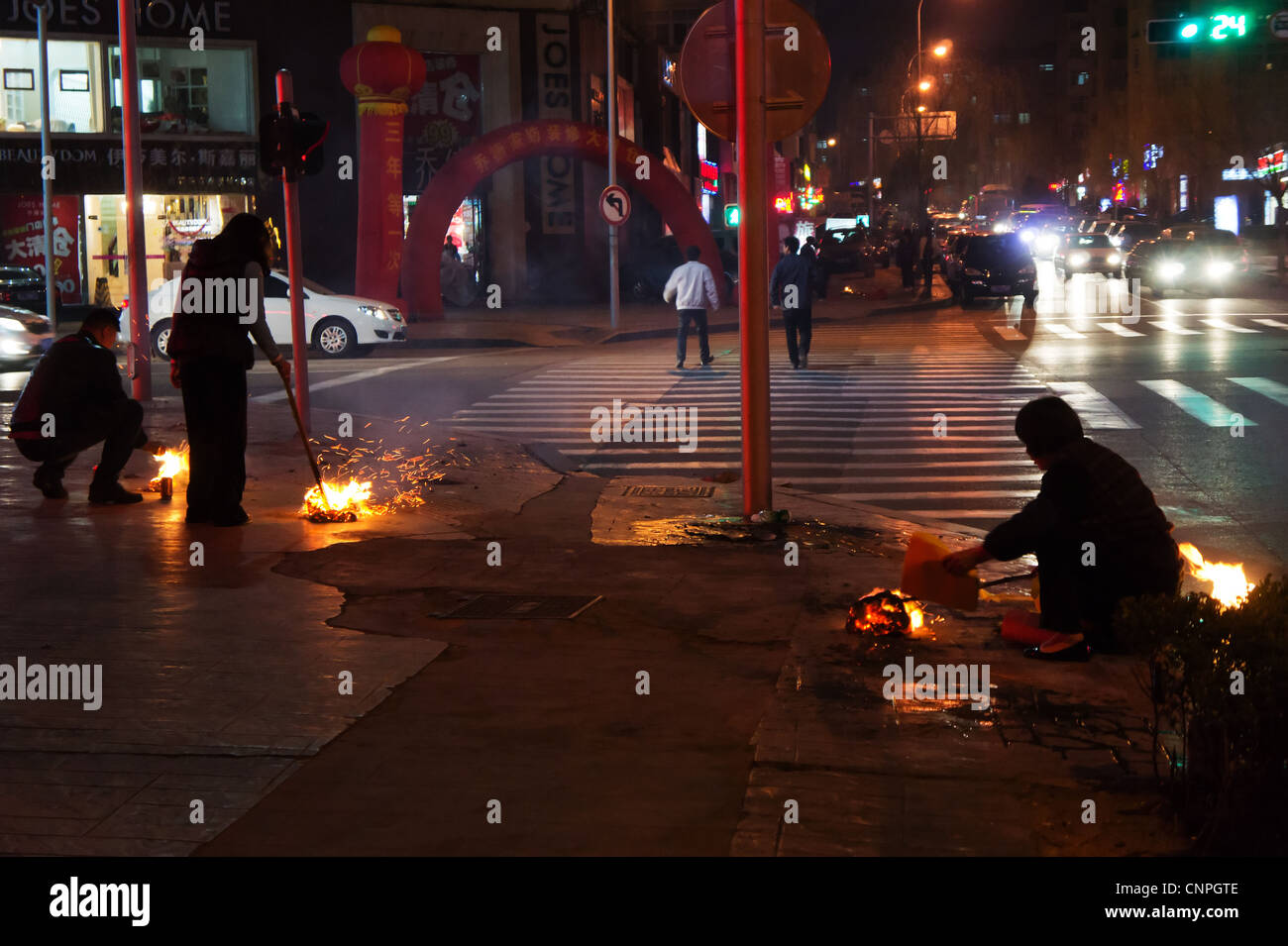 Qingming Festival: Verwandten Anbacken Seelengeld, Vorfahren oder Grab schwungvollen Tag auf einer Büste Straße in QIngdao, China Stockfoto