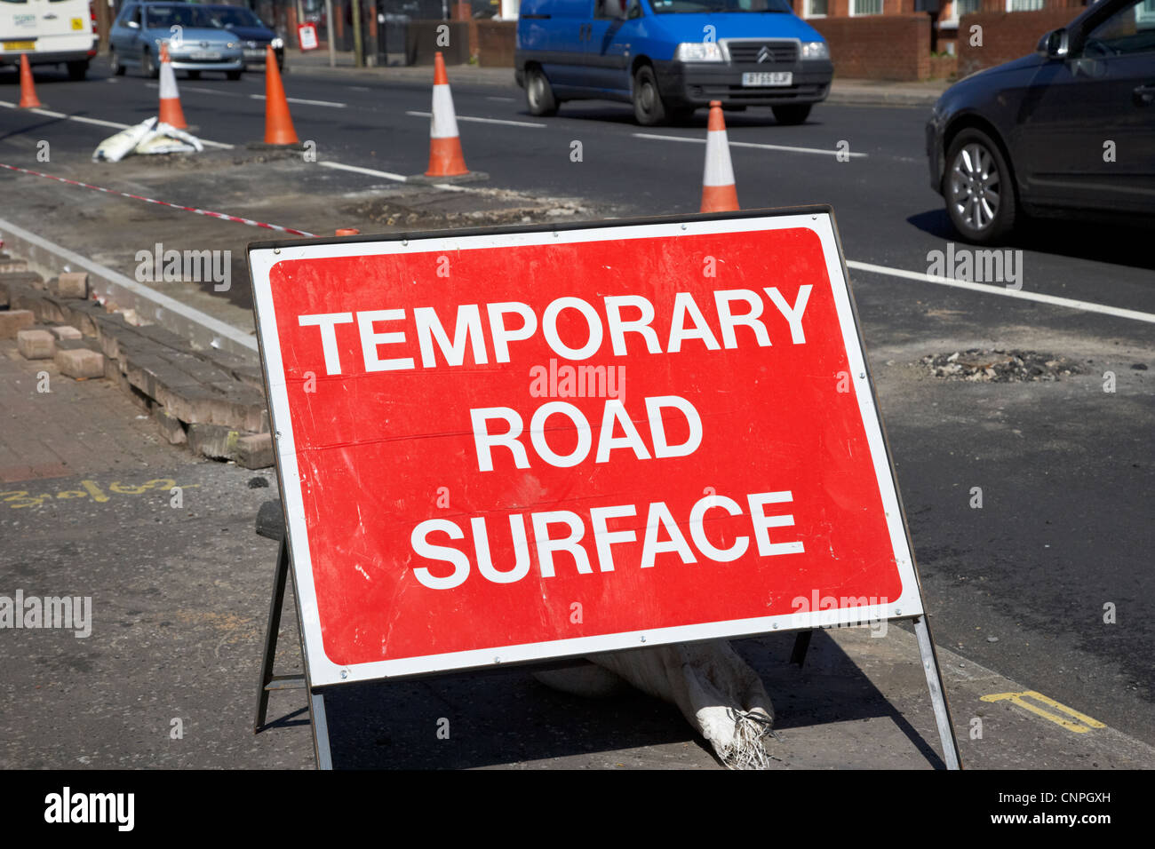 temporäre Oberfläche Straßenschild auf Baustellen Installation neue Oberfläche Fahrbahn und Busspur Belfast Nordirland Vereinigtes Königreich Stockfoto