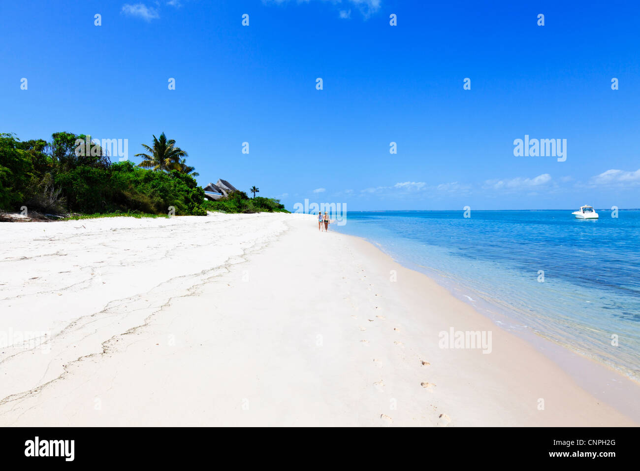 Frauen gehen am Strand der Insel in den Schären von Mosambik. Stockfoto