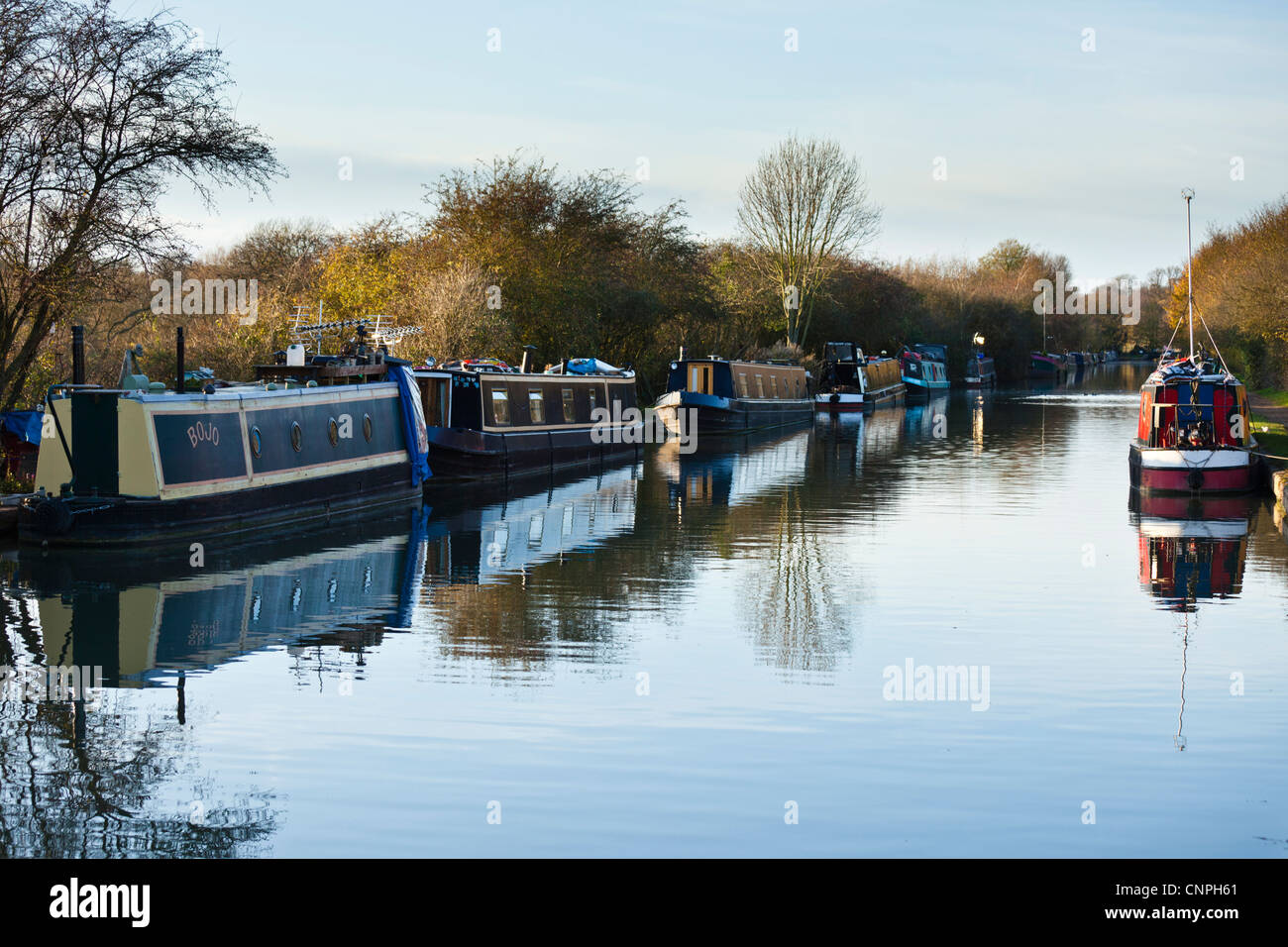 Kanalboote vertäut am Grand Union Canal in der Nähe von Milton Keynes, UK. Stockfoto