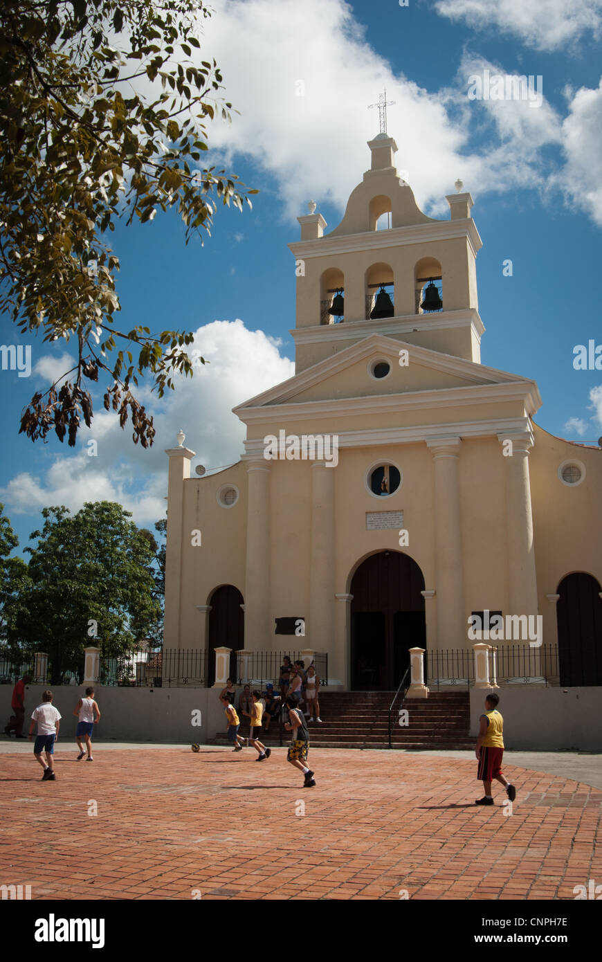 Kubanischen Jungs spielen Fußball außerhalb drei Glocken Kirche in Santa Clara, Kuba Stockfoto