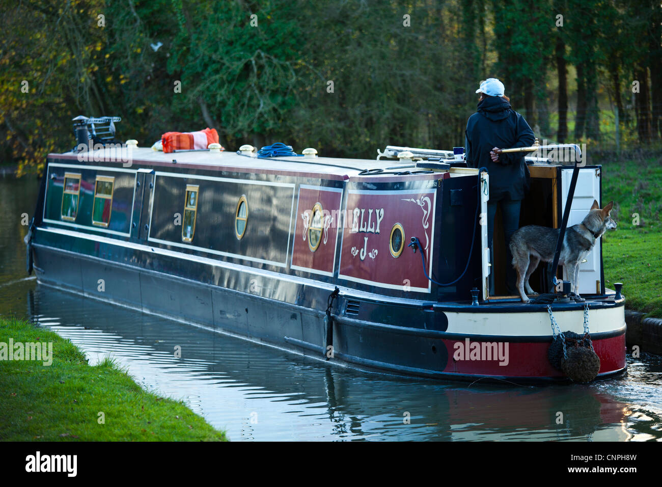 Ein Grachtenboot im Gange auf der Grand Union Canal in der Nähe von Milton Keynes, UK. Stockfoto