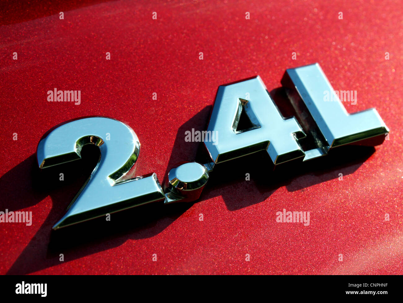 Zahlen zeigen Buchstaben auf rotem Hintergrund isoliert Stockfoto