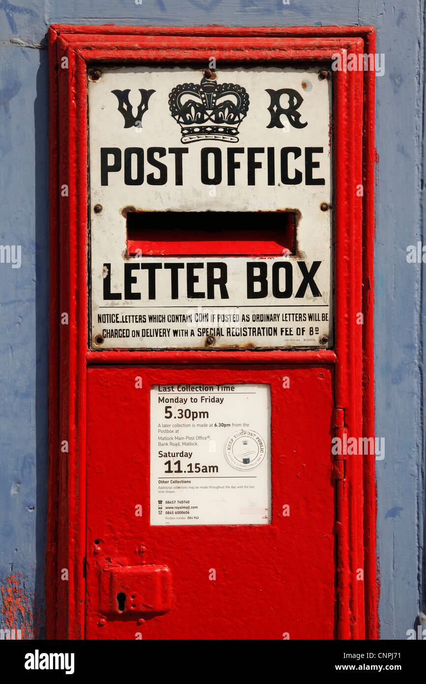 Ein Royal Mail-Briefkasten in einer Stadt U.K. Stockfoto