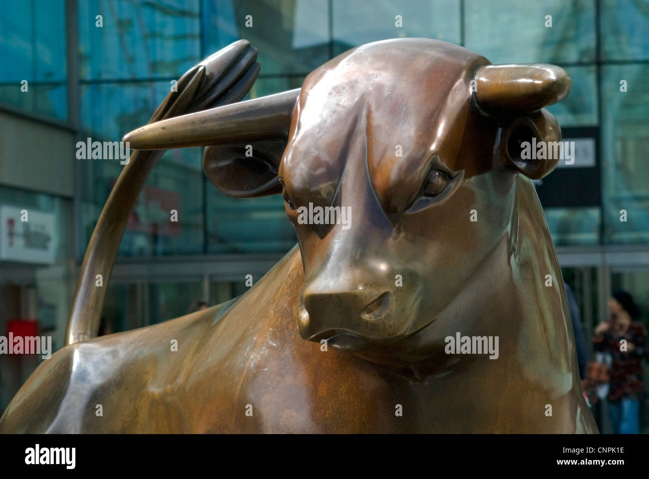 Bull-Bronzeskulptur "Brummie der Stier".at Stierkampfarena Shopping Centre, Birmingham, England Stockfoto