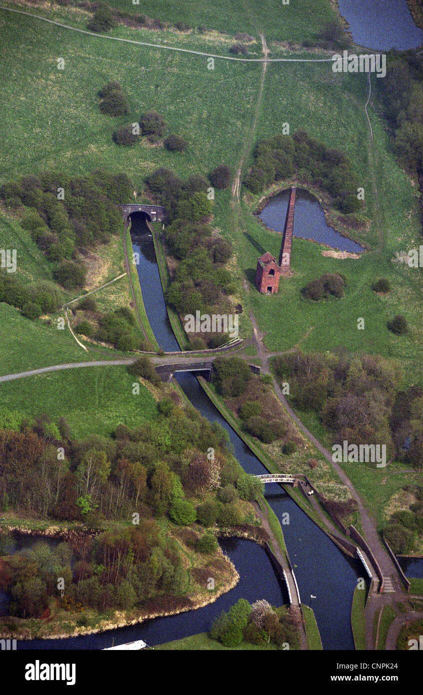 Die Dudley Nr. 2 Kanal am südlichen Eingang zu Netherton Tunnel bei Windmühle Ende Junction im Jahr 2003 Stockfoto