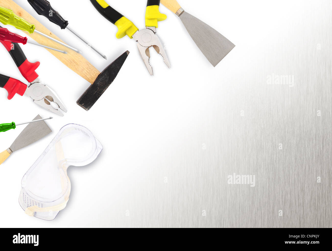 Verschiedene Werkzeuge - Hammer, Zange, Schraubendreher, Spachtel, Farbroller auf Metalloberfläche mit Textfreiraum Stockfoto
