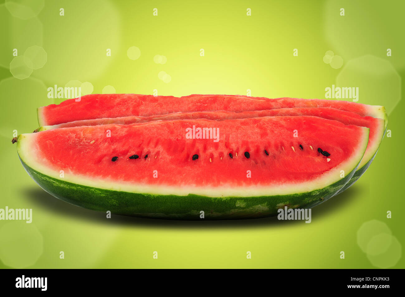 Wassermelone-Scheiben auf grünen frischen sommerlichen Hintergrund Stockfoto