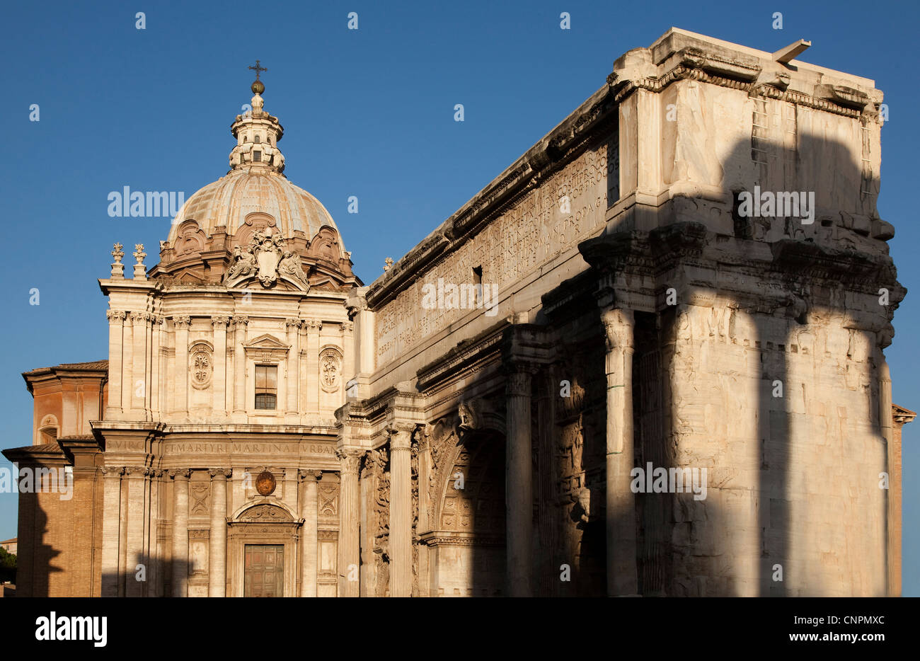 Bogen des Septimius Severus und Church of St. Luke und St. Martina, Forum Romanum Stockfoto