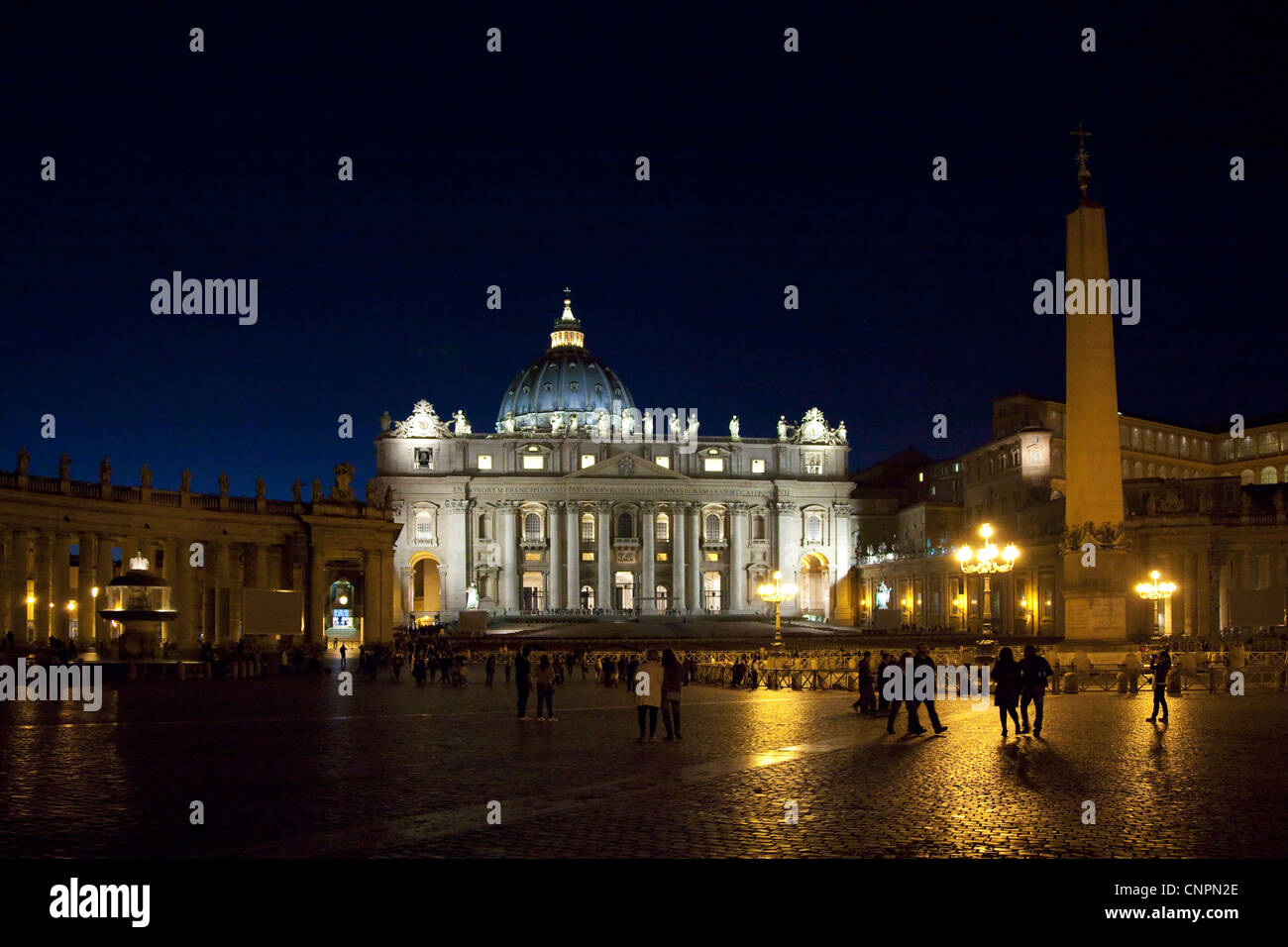 St.-Peters-Platz und dem Vatikan in der Nacht mit Besuchergruppen Stockfoto