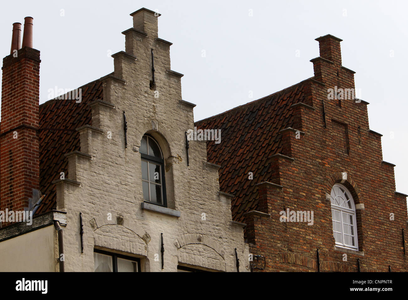 Brügge-Dachfenster [Backsteingebäude] Stockfoto