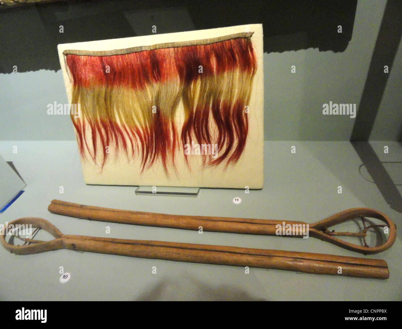 Stellring (oben), Choctaw, gefärbt Rosshaar, vor 1828; Kugel Sticks (Cherokee), auf qualla Reservierung, 1907 - Native American Collection - Peabody Museum, Harvard University gesammelt Stockfoto