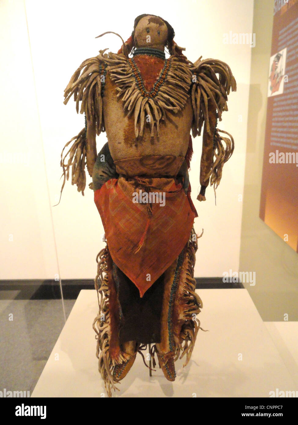 Krieger Puppe, mit Symbolen der Lakota - Indianer Sammlung - Religion Peabody Museum der Harvard University Stockfoto