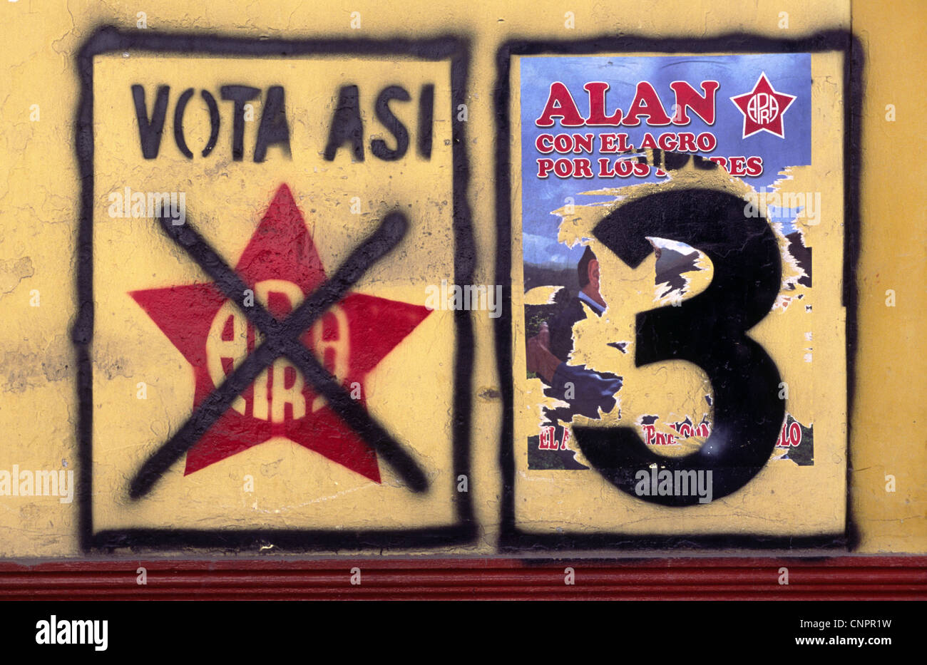 Politischer Propaganda bemalt an Wänden in der Nähe von Wahlen. Pisac, Peru. Stockfoto