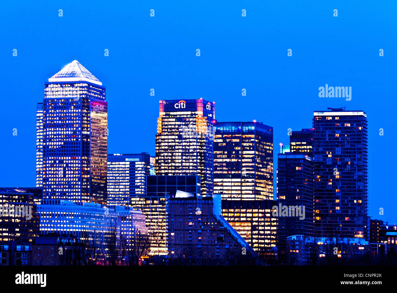 Ein Bild der Skyline von Canary Wharf Bankensektor im Abendlicht, London, England, UK Stockfoto