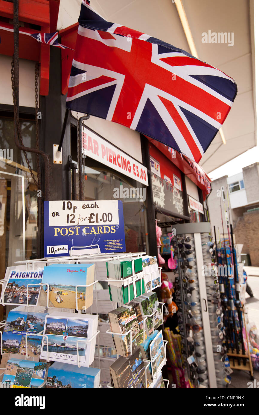 Großbritannien, England, Devon, Paignton, Torbay Road, Union Jack-Flagge über dem lokalen Postkarten zum Verkauf Stockfoto