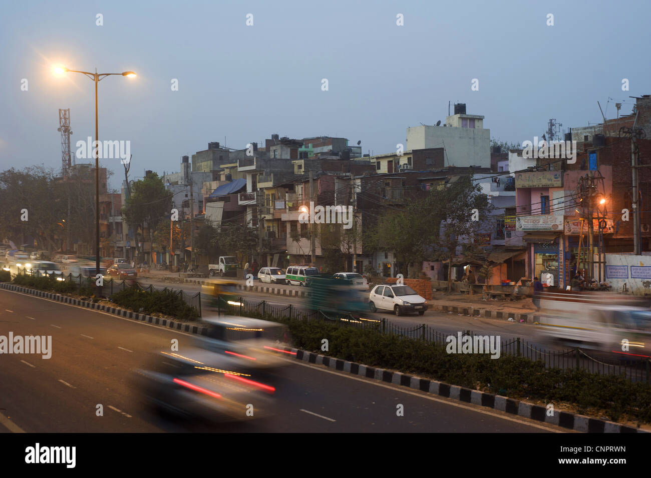 Verkehr auf der Straße in der Nacht in Delhi Stockfoto