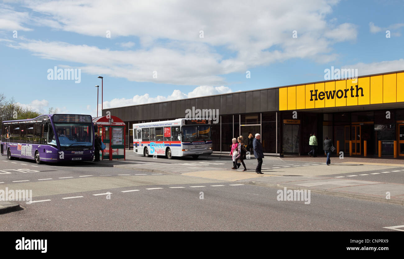 Gehen Sie Nordosten Busse in Heworth Busbahnhof und Tyneside Metro Austausch NE England UK Stockfoto