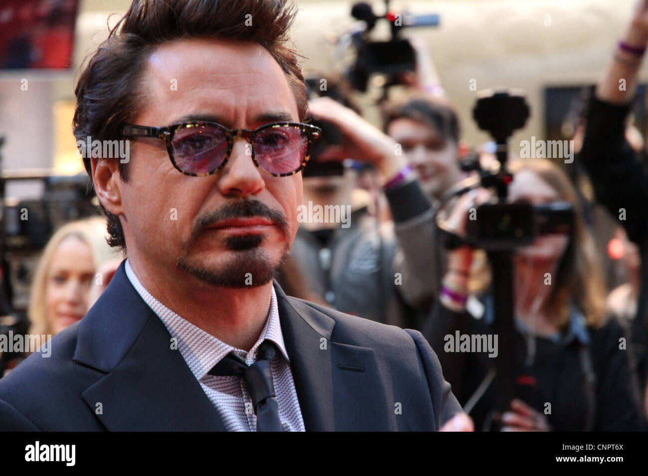 Schauspieler Robert Downey Jr. (Iron Man) Autogramme und begrüßt das Publikum an der Europa-Premiere von The Avengers in London Stockfoto