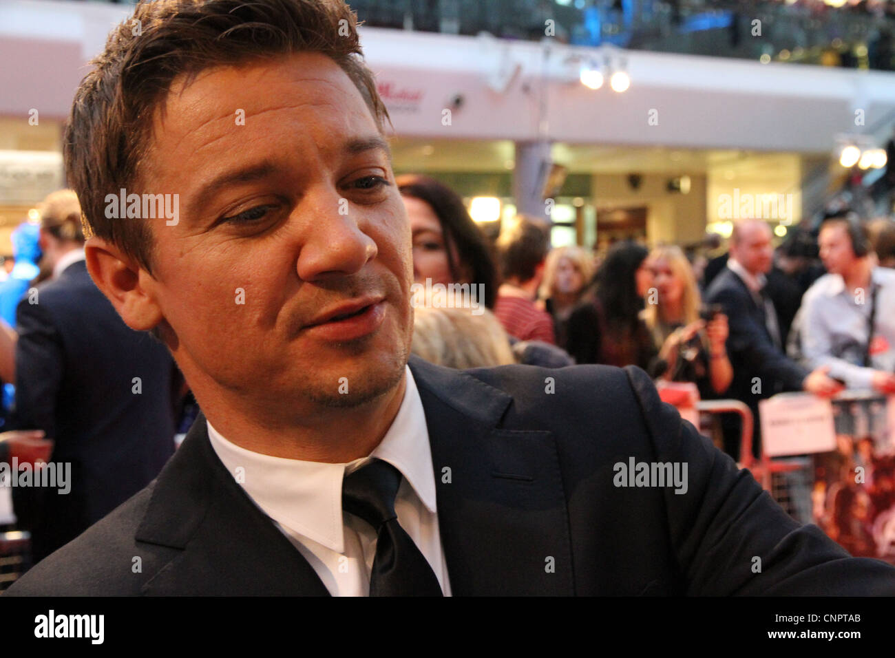 Schauspieler Jeremy Renner (Bourne Legacy) Autogramme und begrüßt das Publikum an der Europa-Premiere von The Avengers in London Stockfoto