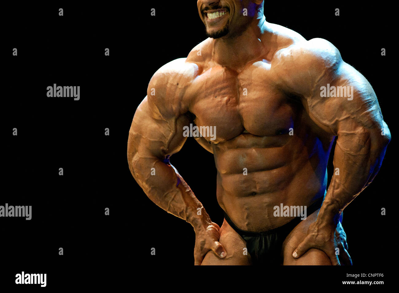 Detail von einem männlichen Bodybuilder während der Fitness-Messe FIBO in Essen, Deutschland, 2012. Stockfoto