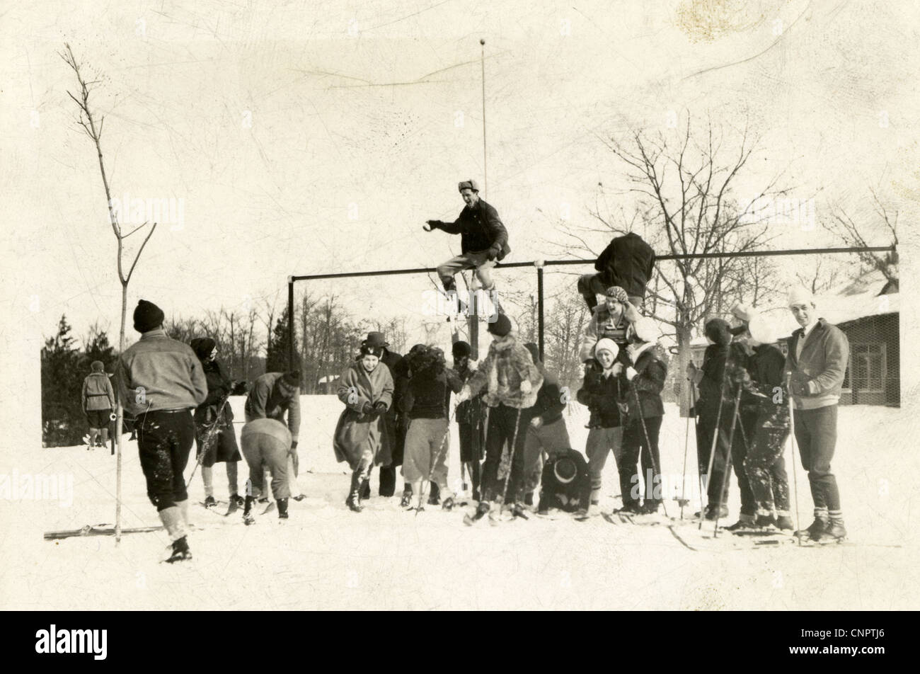 Ca. 1930er Jahre Fotografie, Gruppe von College-Studenten haben eine Schneeballschlacht vor einem Langlauf-Ski-Ausflug. Stockfoto