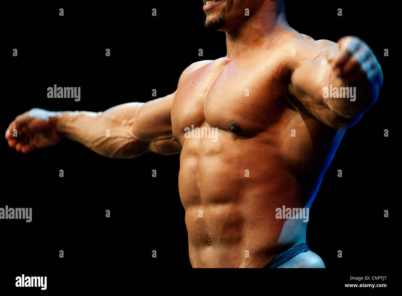 Detail von einem männlichen Bodybuilder während der Fitness-Messe FIBO in Essen, Deutschland, 2012. Stockfoto
