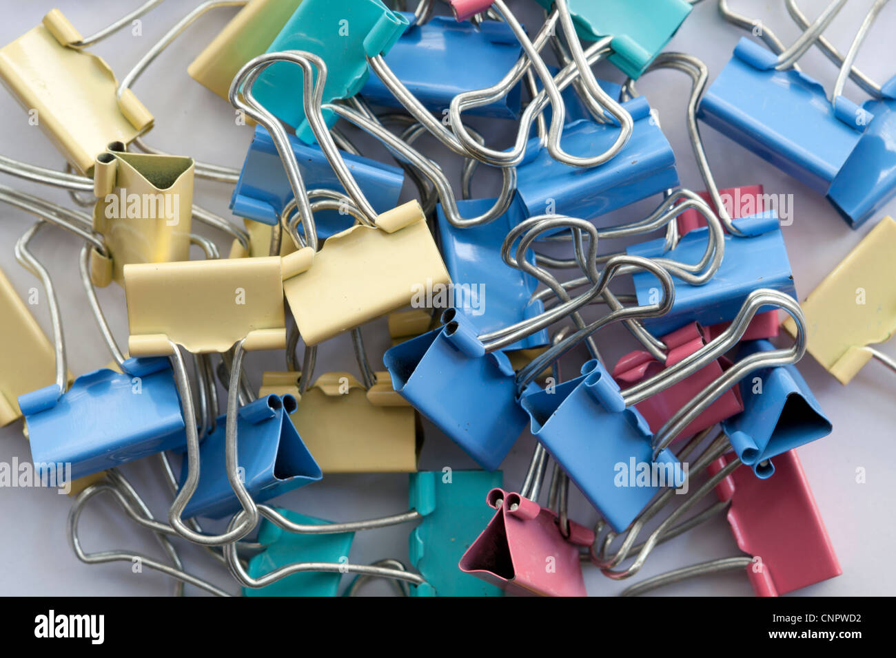 Farben Metall Büroklammern auf weißem Hintergrund Stockfoto