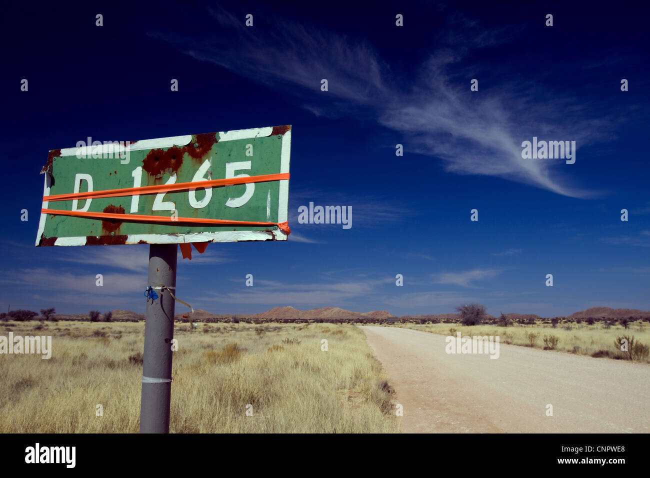 Rostige alte Straßenschild D1265 in der Nähe von Sossusvlei, Südliches Namibia, Afrika Stockfoto