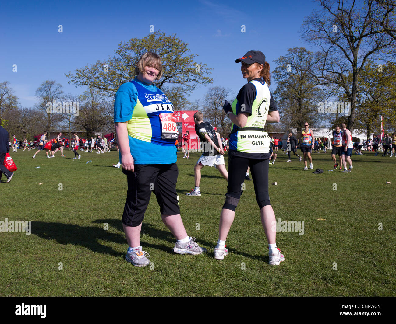 Virgin London-Marathon Charity Läufer, 9,35 bin rot starten Greenwich Park London, Hospiz St. Catherines, Stroke Association Stockfoto